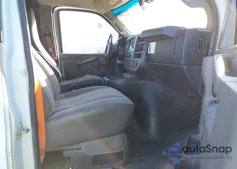 2017 Chevrolet Express 2500 Work Van z USA, uszkodzony, nr VIN 1GCWGAF11H1179652